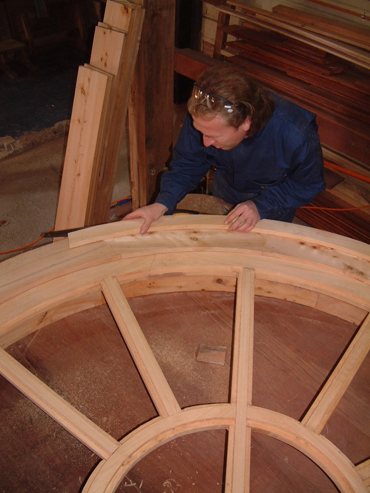 Carpintero trabajando la estructura de madera en la restauración de la Iglesia de Castro, Chiloé