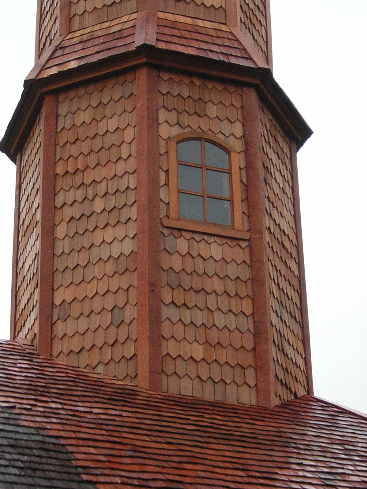 Torre de la Iglesia de Colo restaurada en madera nativa