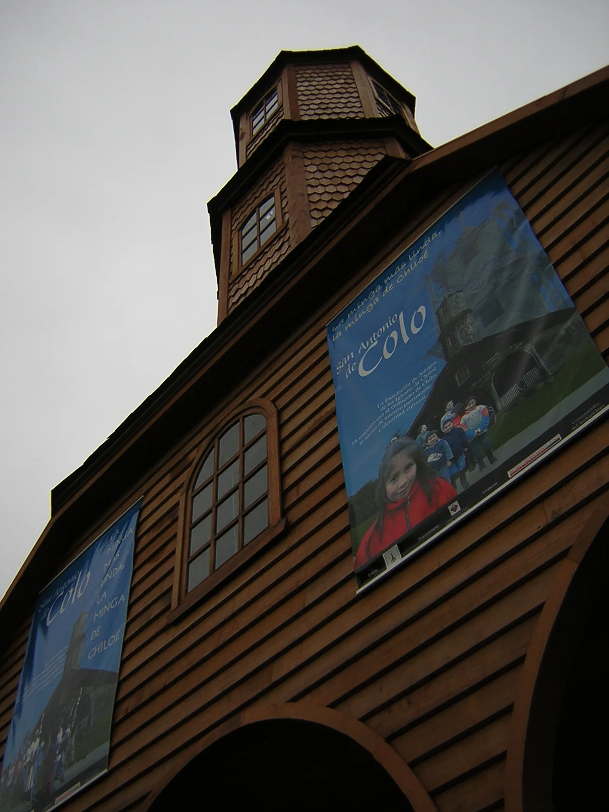 Iglesia de Colo restaurada en madera nativa