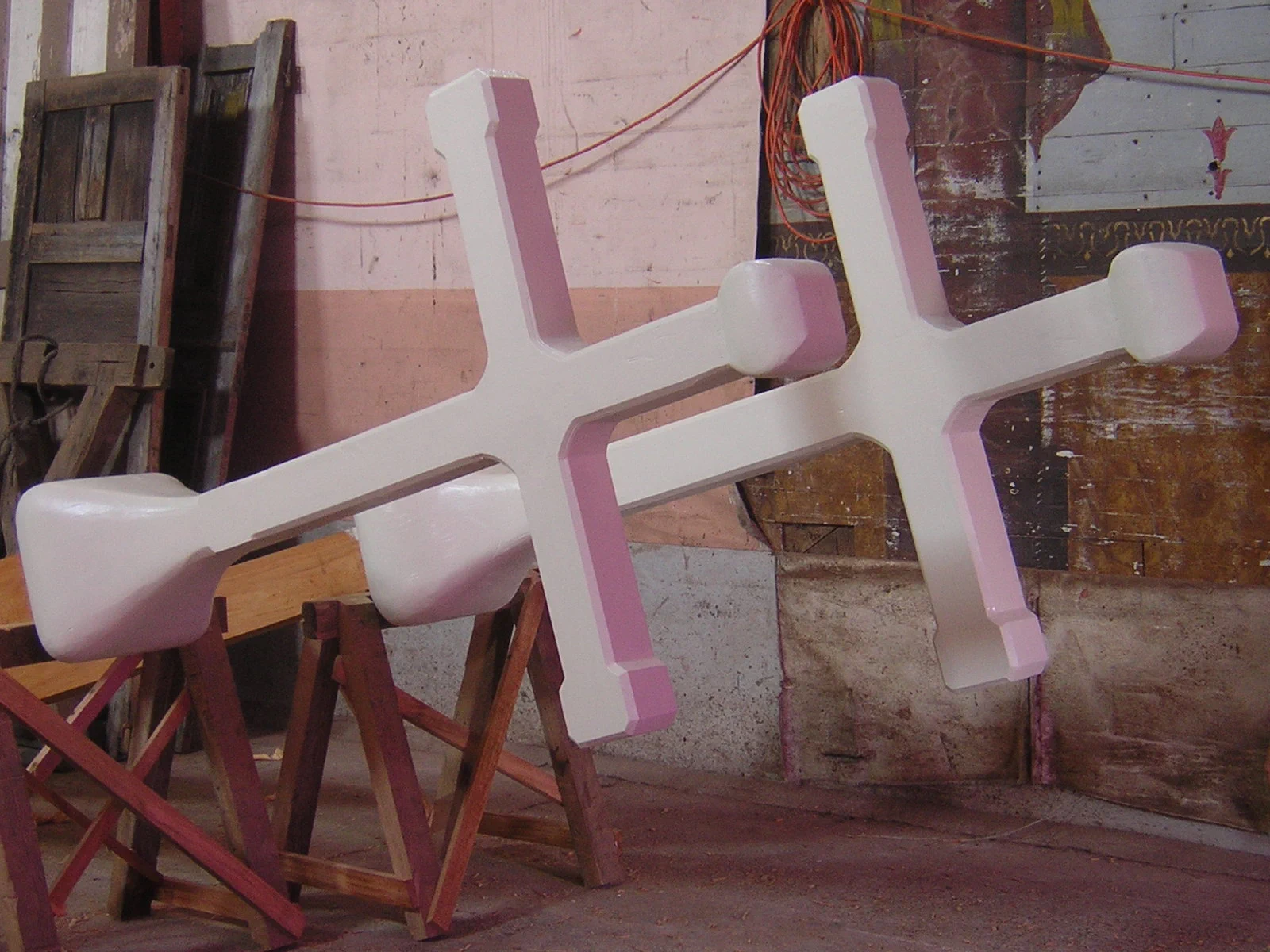 Cruz de la Iglesia de Tenaún diseñada y construida por Rodrigo Torralbo en madera nativa