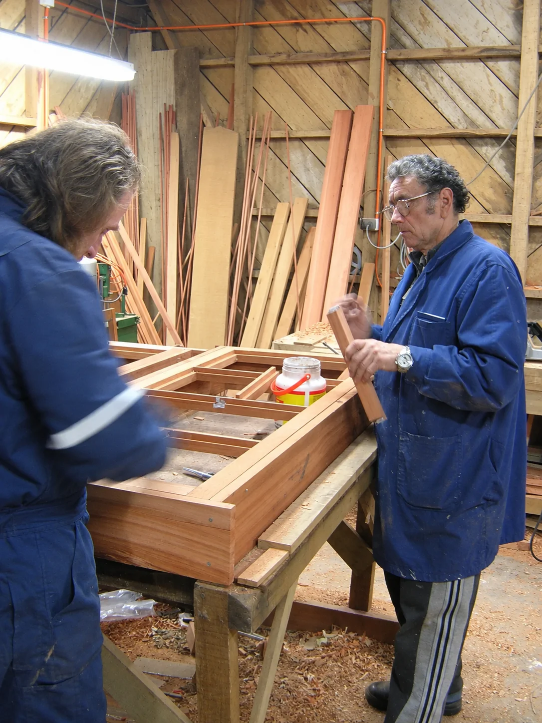 José Torralbo trabajando terminaciones en madera nativa