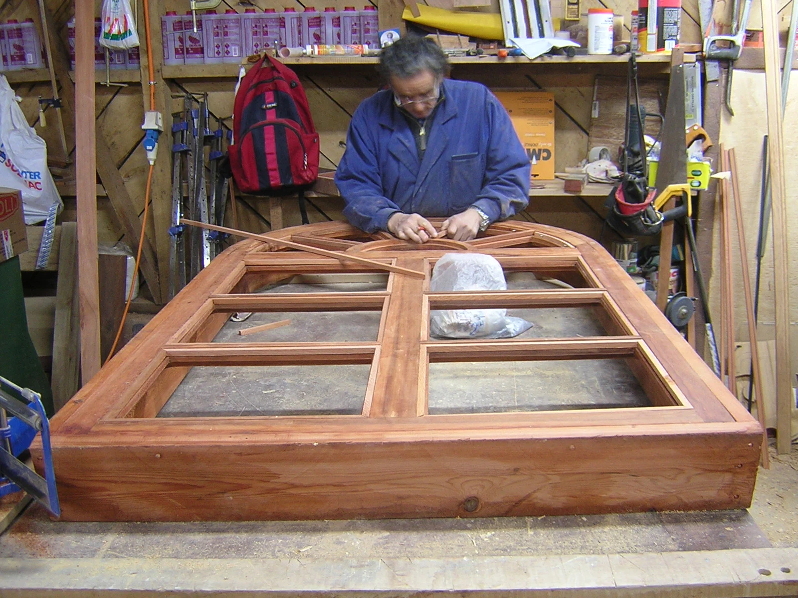 José Torralbo restaurando carpintería patrimonial en madera nativa